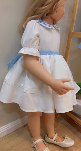 فستان ابيض بتطريز