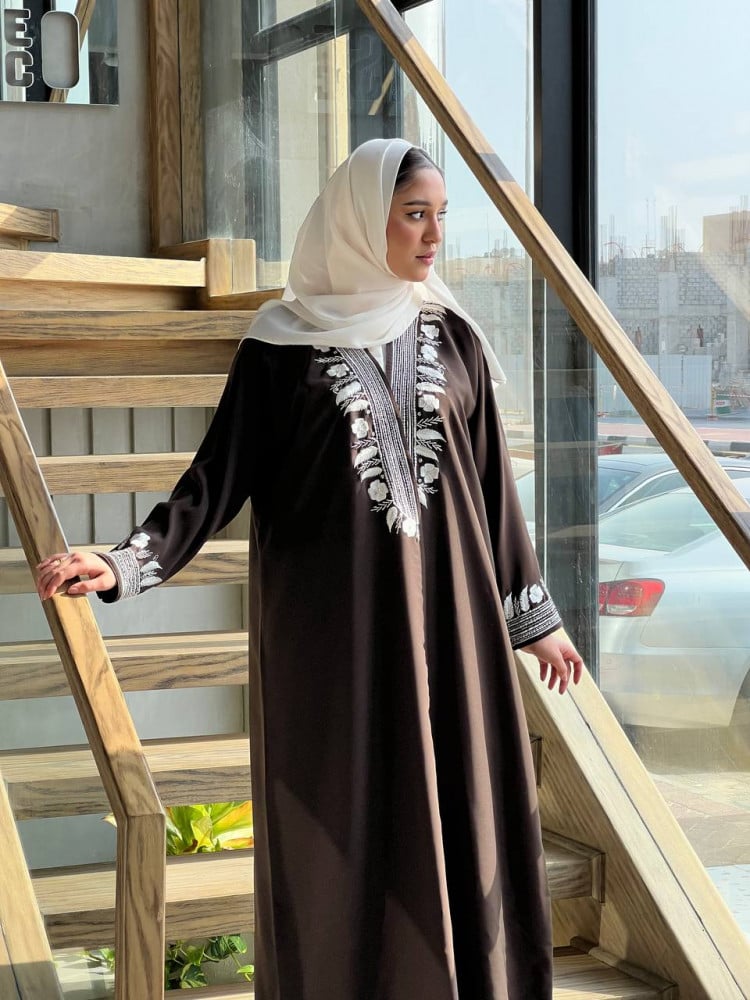 عباية ملونه مطرزه تطريز ناعم - 0676