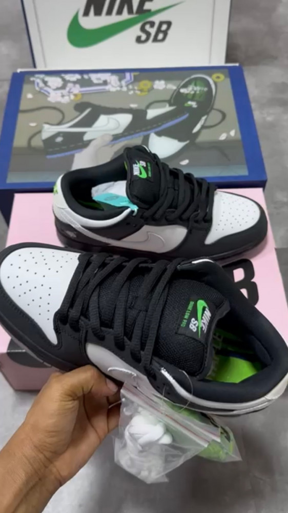 nike sb dunk low pro og qs panda pigeon