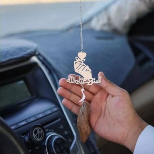 تعليقة سياره برسمه يد مع قلب