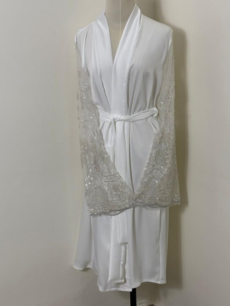 روب وايت برايد  بأكمام دانتيل مطرزه