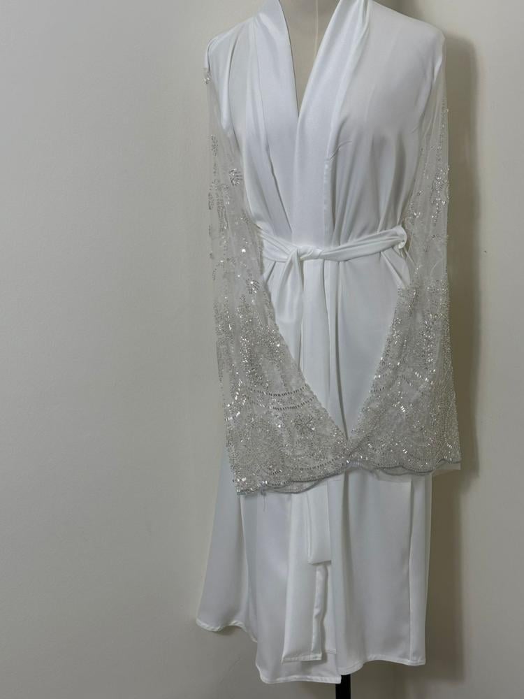 روب وايت برايد  بأكمام دانتيل مطرزه