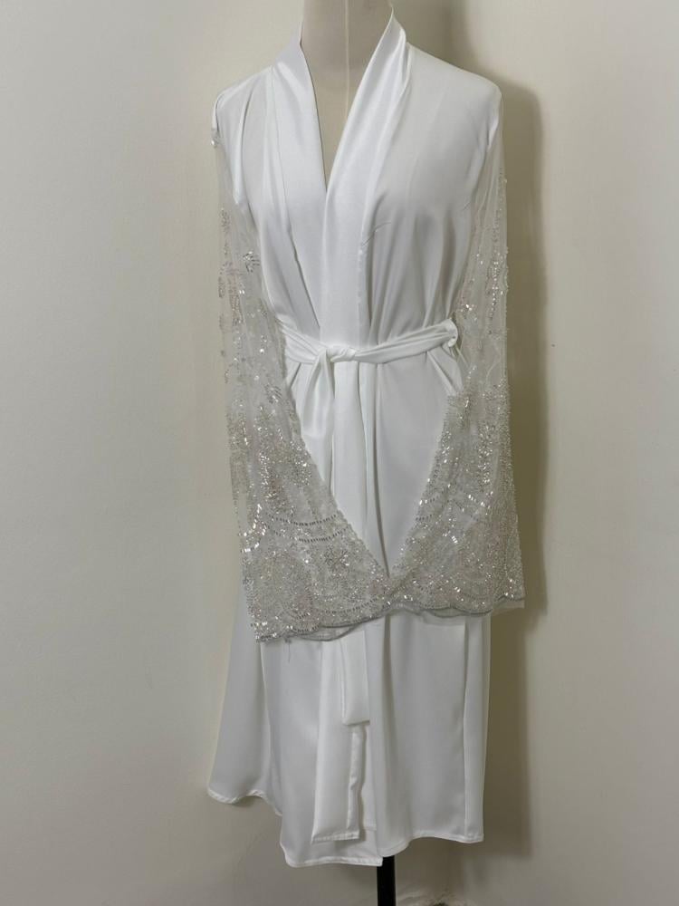 روب وايت برايد  بأكمام دانتيل مطرزه