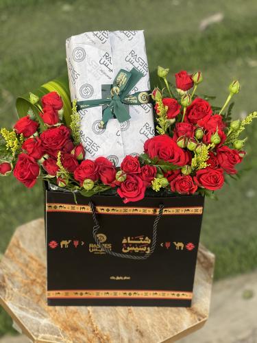 عطر رسيس مع تنسيق ورد