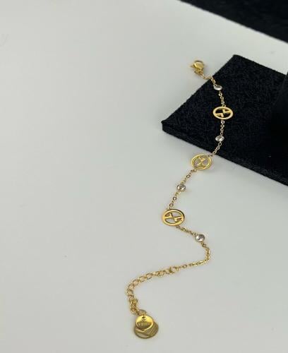 سوار فاخر بتصميم عصري وأنيق من Fendi