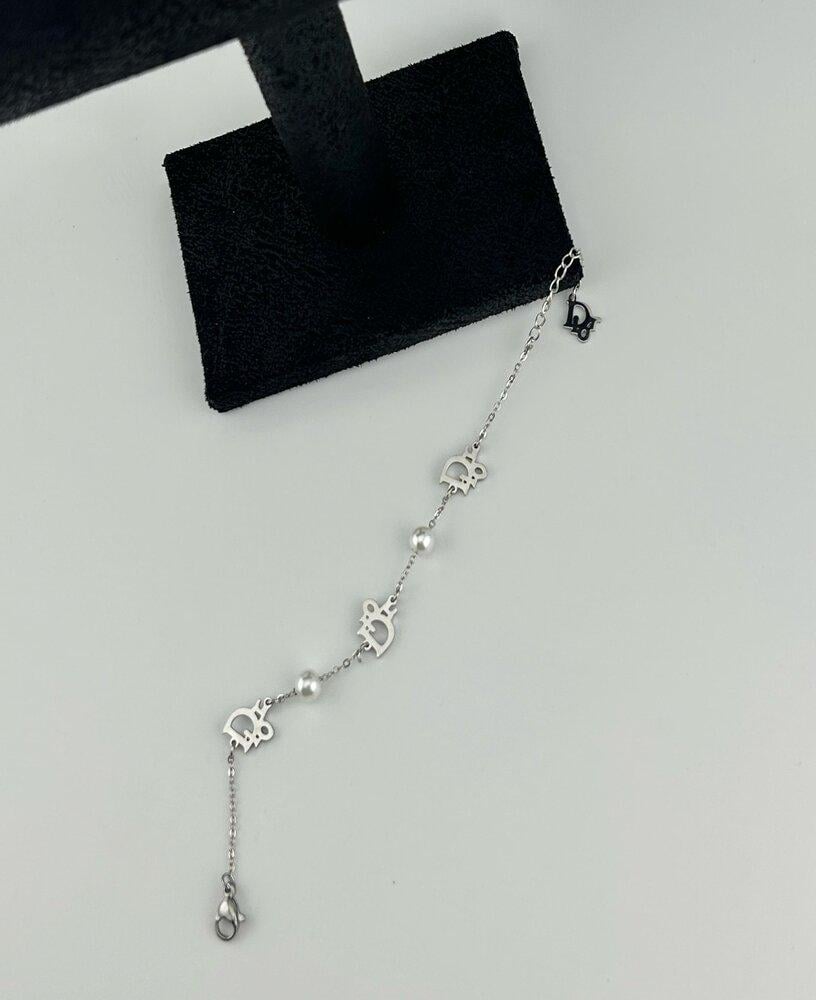 سوار فضي أنيق مزين بأحرف وزخارف لؤلؤية