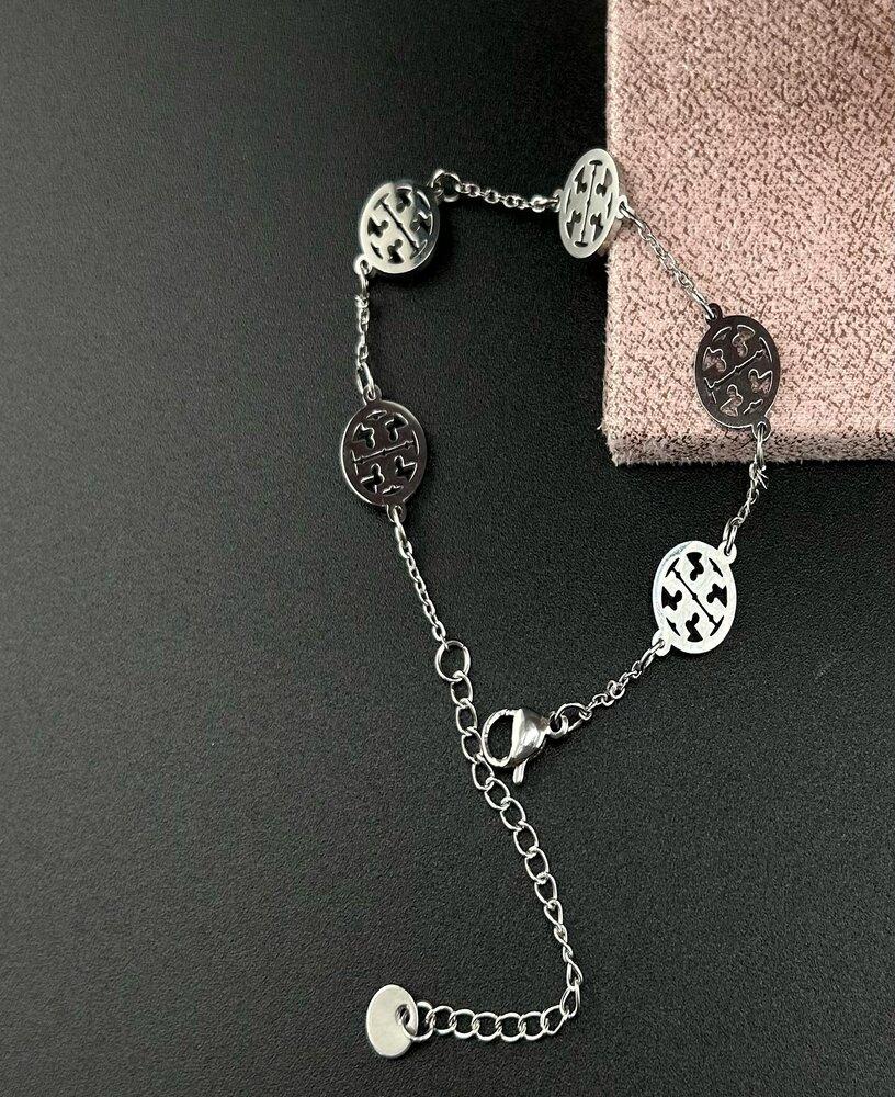 سوار فضي أنيق بتصميم عصري ولمسة راقية