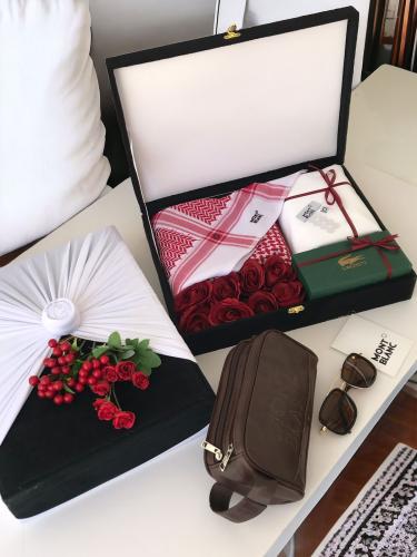 طقم رجالي قماش صيفي كوري .. المقاس ثلاثة متر ونص ع...