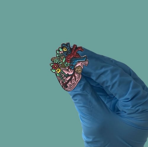 بروش القلب الوردي