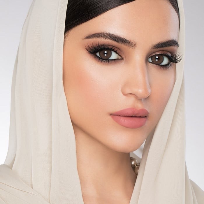 عدسات دراما لاصقة بتصميم مريح وعصري من ديم كير الطبية