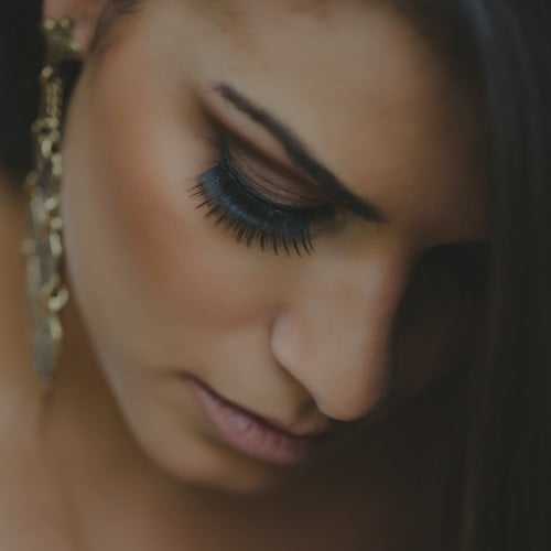 تركيب رموش عميلة
