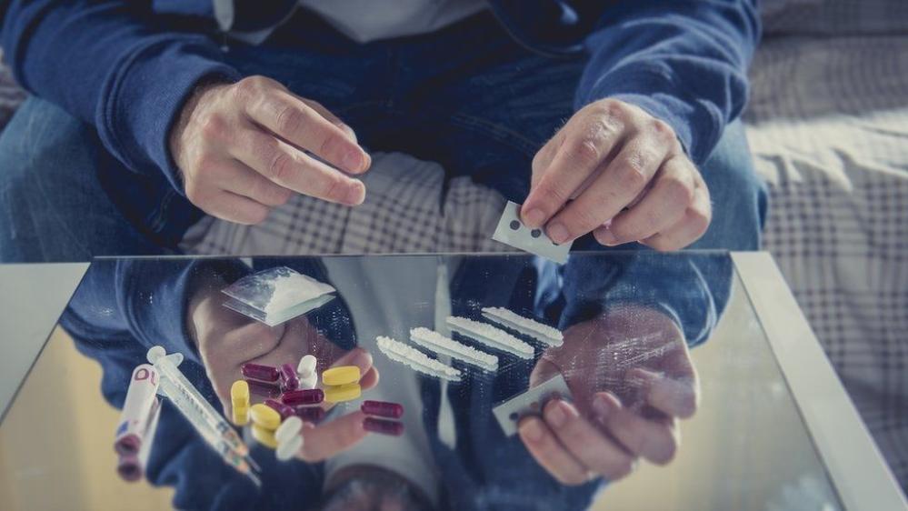 كيف تعرف الشخص المتعاطي للمخدرات: العلامات و كيفية التحقق بشكل قطعي