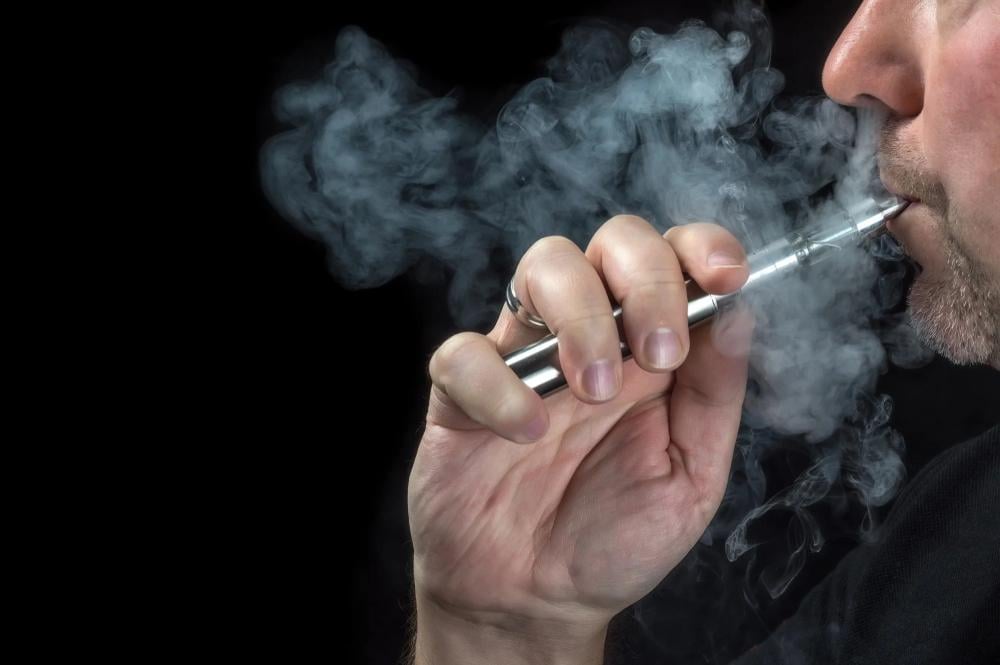 هل النيكوتين في السجائر الإلكترونية يظهر في تحليل البول؟