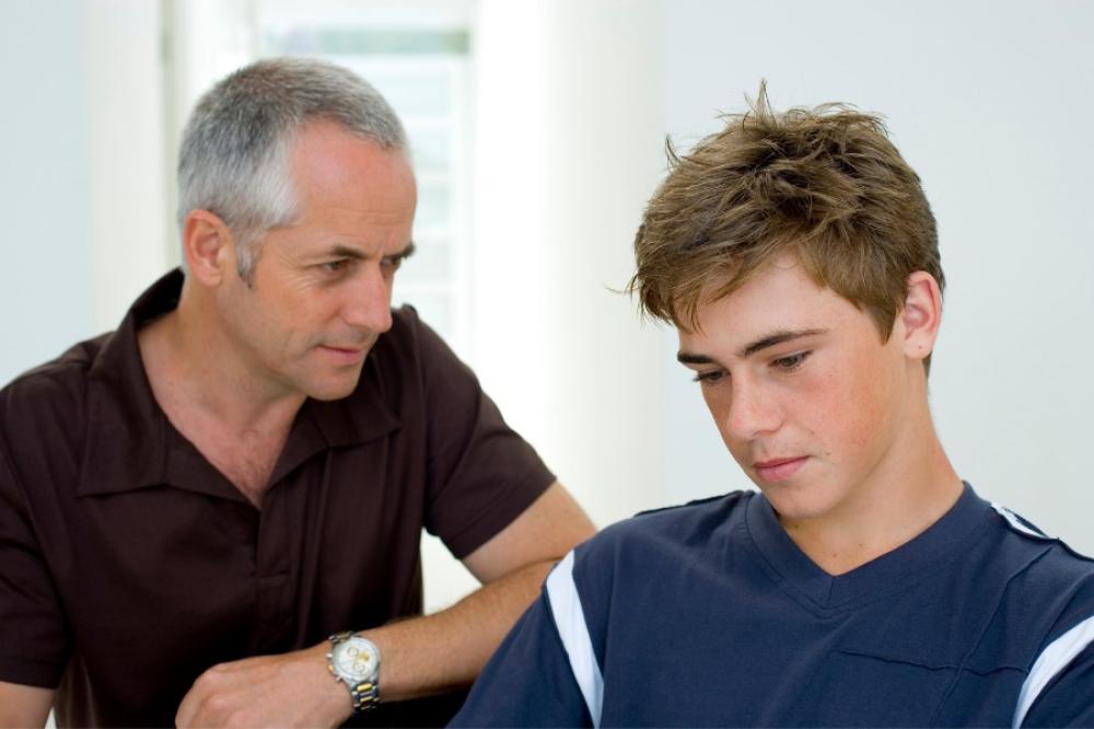 كيف أعرف أن ابني مدمن مخدرات: علامات ودلالات تحتاج إلى الانتباه