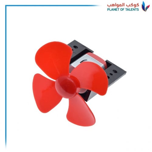 Motor with fan blades محرك مع مروحة