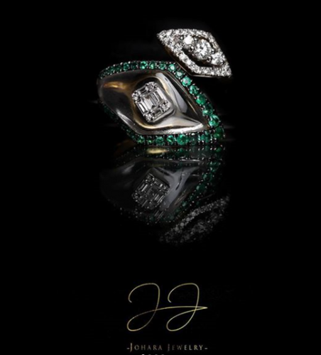 خاتم من الكوارتز الأبيض مصنوع من الذهب عيار 18 مرصع بلألماس الأبيض ومزين بالزمرد الأخضر