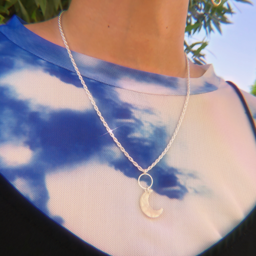 سلسال الهلال بحجر لؤلؤي | Pearly moon necklace