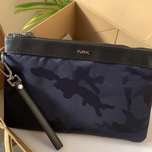 Pouch Michael kors- أصغر من A4