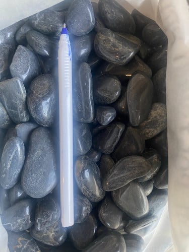 حجر طبيعي لماع اسود اللون 1-2 سم الوزن 10 كيلو للفازات