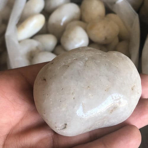 حجر طبيعي لماع ابيض فاتح