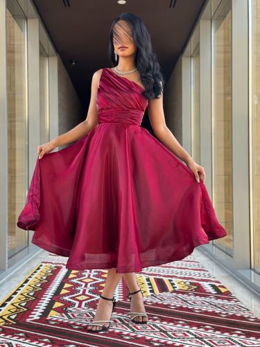 فستان سهرة ناعم بقصة من الكتف