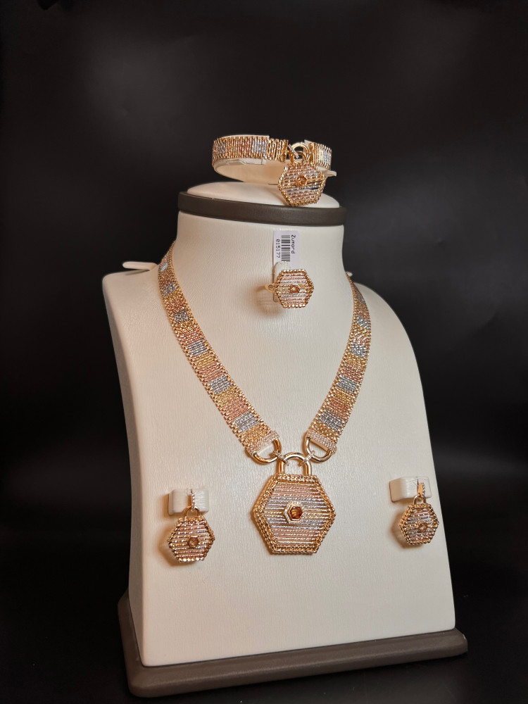 18 karat gold set, weight 75.43 grams - زمرد ذهب و الماس