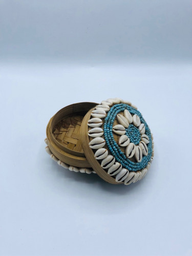 علبة صغيرة من الخوص (5 سم) مزينة بالخرز والقواقع