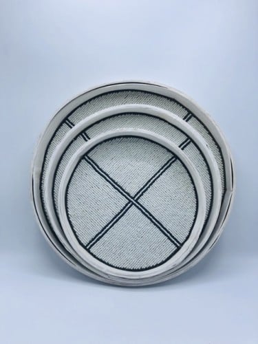 3 صواني (جداريات)  لون  أبيض مع الأسود (٣٠سم،٢٥سم،٢٠سم)