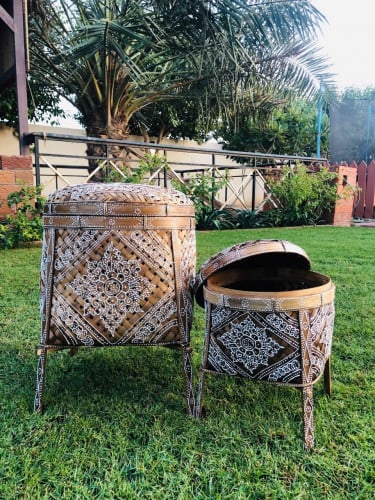 سلتين مع غطاء للتنسيق لون بيج مرسومة بالأسود (الحجم الكبير 30سم - الحجم الصغير 25سم)