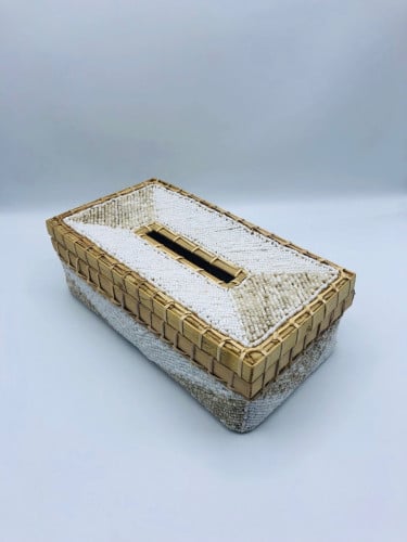 علبة مناديل من الخوص مزينة بالخرز لون أبيض وبيج