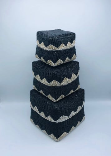 صناديق من الخوص الطبيعي مزينة بالخرز مكونه من 3 صناديق بداخل بعضها بغطاء لكل صندوق (20سم،16سم،13سم)