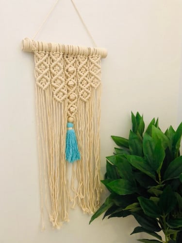 تعليقة جدارية باللون البيج مع تعليقة باللون السماوي