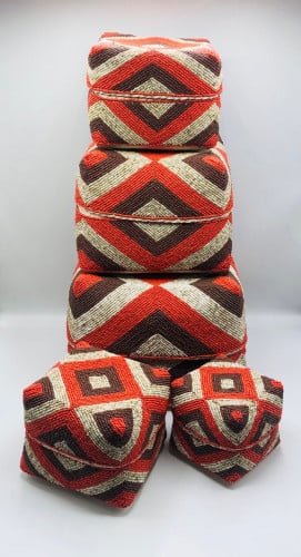 صناديق من الخوص الطبيعي مزينة بالخرز مكونه من 5 صناديق بداخل بعضها بغطاء لكل صندوق (25سم،20سم،16سم،13سم،10سم)