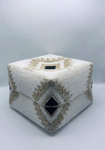 صناديق من الخوص الطبيعي مزينة بالخرز مكونه من 5 صناديق بداخل بعضها بغطاء لكل صندوق (25سم،20سم،16سم،13سم،10سم)