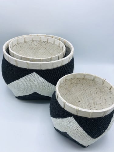 أحواض زراعية من الخوص مزينة بالخرز (لون أبيض وأسود)