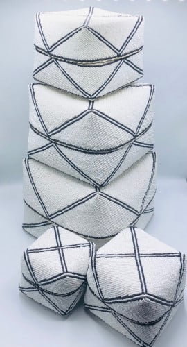 صناديق من الخوص الطبيعي مزينة بالخرز مكونه من 5 صناديق بداخل بعضها بغطاء لكل صندوق (25سم،20سم،16سم،13سم،10سم)