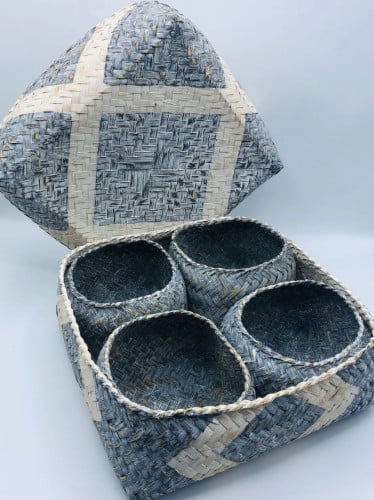 صندوق حجم 25سم لون رمادي مرسوم عليه مكعبات بالأبيض