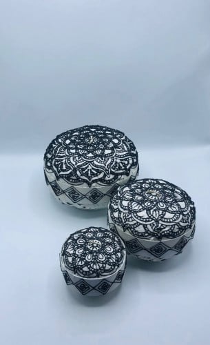 3 صناديق صغيرة  الحجم ( 20سم  ، 15سم ، 10سم ) بداخل بعضها مع غطاء لكل صندوق.