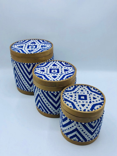 3 علب مع بعضها آسطوانية الشكل من الخوص مزينة بالخرز ( 18سم، 15سم، 11سم)