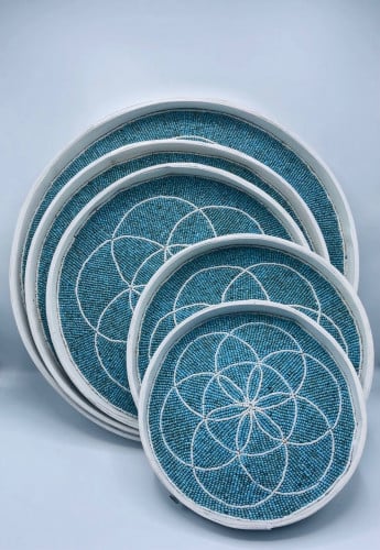 طقم مكون من 5 ألواح من الخوص الطبيعي مزين بالخرز (45سم،40سم،35سم،30سم،25سم)