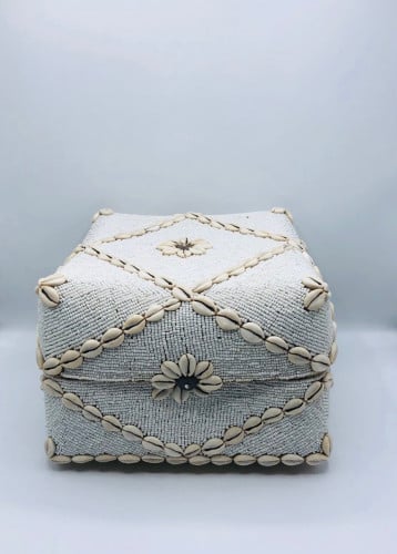 صناديق من الخوص الطبيعي مزينة بالخرز مكونه من 5 صناديق بداخل بعضها بغطاء لكل صندوق (25سم،20سم،16سم،13سم،10سم)