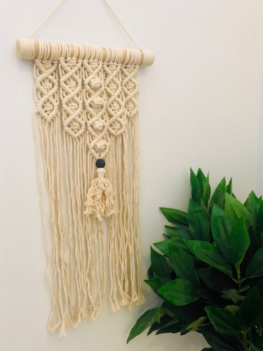 تعليقة جدارية باللون البيج مع تعليقة باللون الأسود