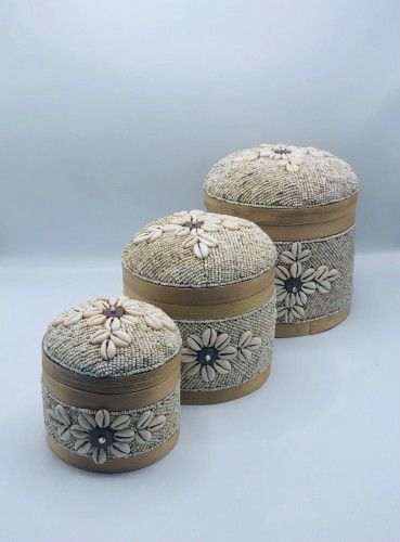 3 علب إسطوانية بداخل بعضها مع غطاء مزينة بالخرز  (18سم، 15سم، 11سم)