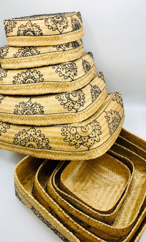 طقم مكون من 5 صناديق بداخل بعضها مع غطاء لكل صندوق مرسومه باليد (38سم، 34سم، 29سم، 25سم، 22سم)