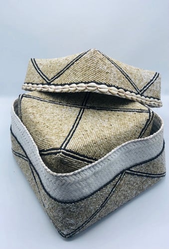 صناديق من الخوص الطبيعي مزينة بالخرز مكونه من 5 صناديق بداخل بعضها بغطاء لكل صندوق (25سم،20سم،16سم،13سم،10سم)