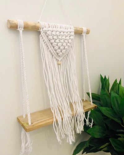 تعليقة جدارية باللون الأبيض