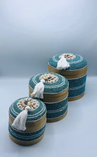 3 علب إسطوانية بداخل بعضها مع غطاء مزينة بالخرز  (18سم، 15سم، 11سم)