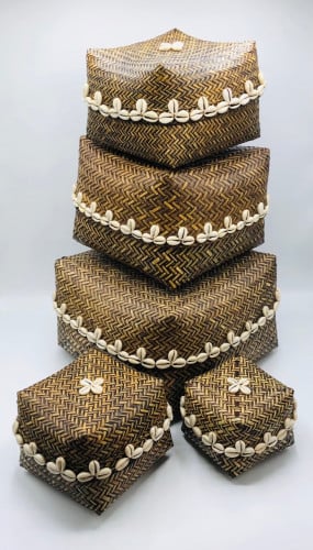 طقم من 5 صناديق من الخوص مزينة بالقواقع من الأطراف (25سم، 20سم، 16سم، 13سم، 10سم)