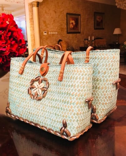 حقيبتين من الخوص الطبيعي بحجمين مختلفة مزينة بالقواقع