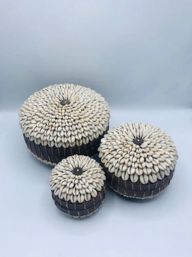 3 علب دائرية من الخوص مع غطاء مزينة بالقواقع (20سم ، 15سم ، 10سم)